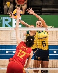  门兴格拉德巴赫传控流畅，团队配合撕破密集防守