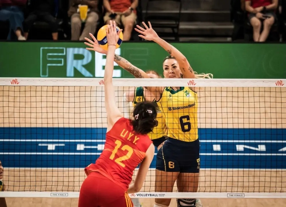  门兴格拉德巴赫传控流畅，团队配合撕破密集防守